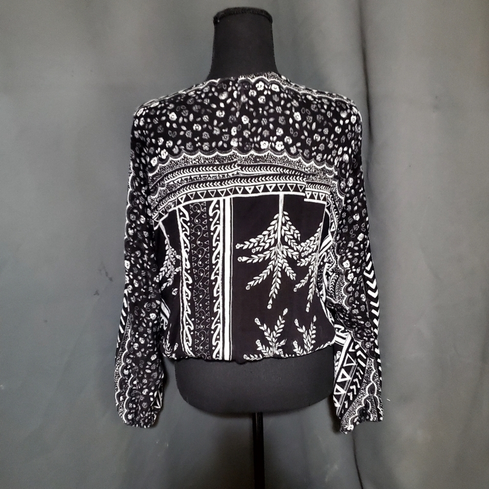 Free People Black White ‘Yo Yo Geo’ Long Sleeve Boho Peasant Blouse Size Small - Picture 3 of 7